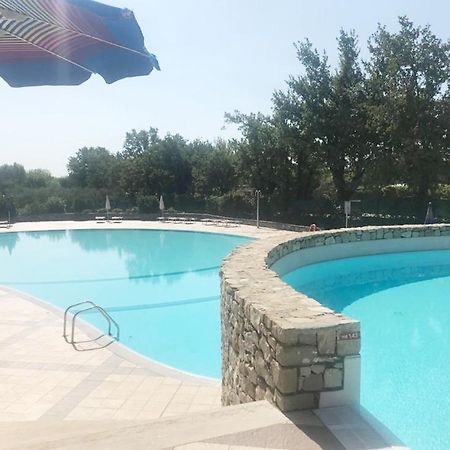 The Flowers - Apartments With Private Garden In Residence With Pool Манерба-дель-Гарда Экстерьер фото