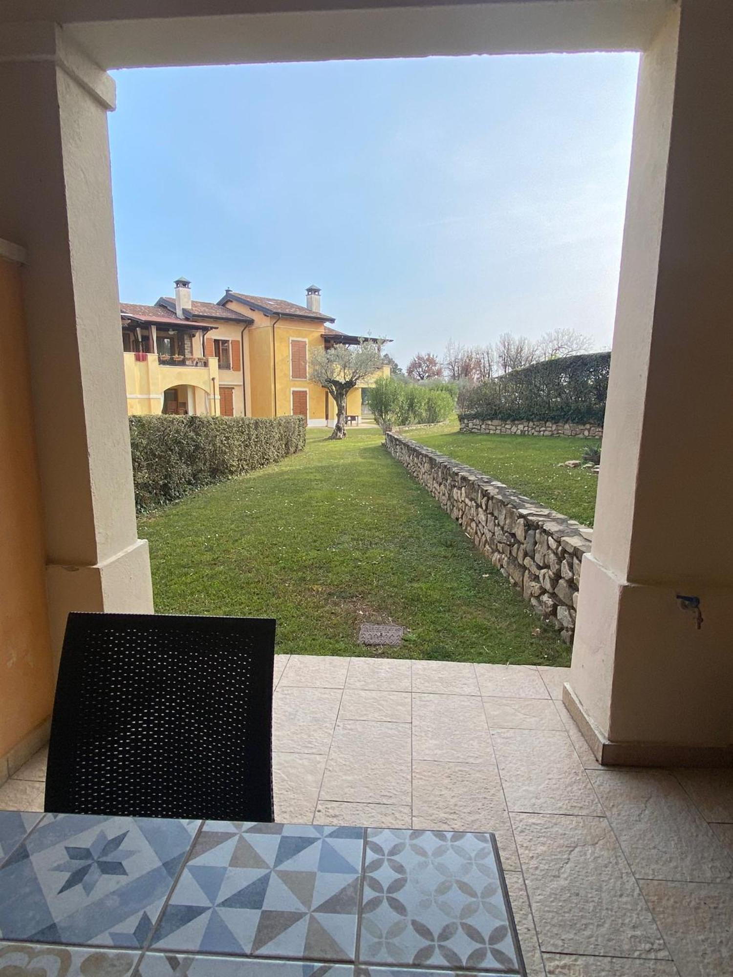 The Flowers - Apartments With Private Garden In Residence With Pool Манерба-дель-Гарда Экстерьер фото