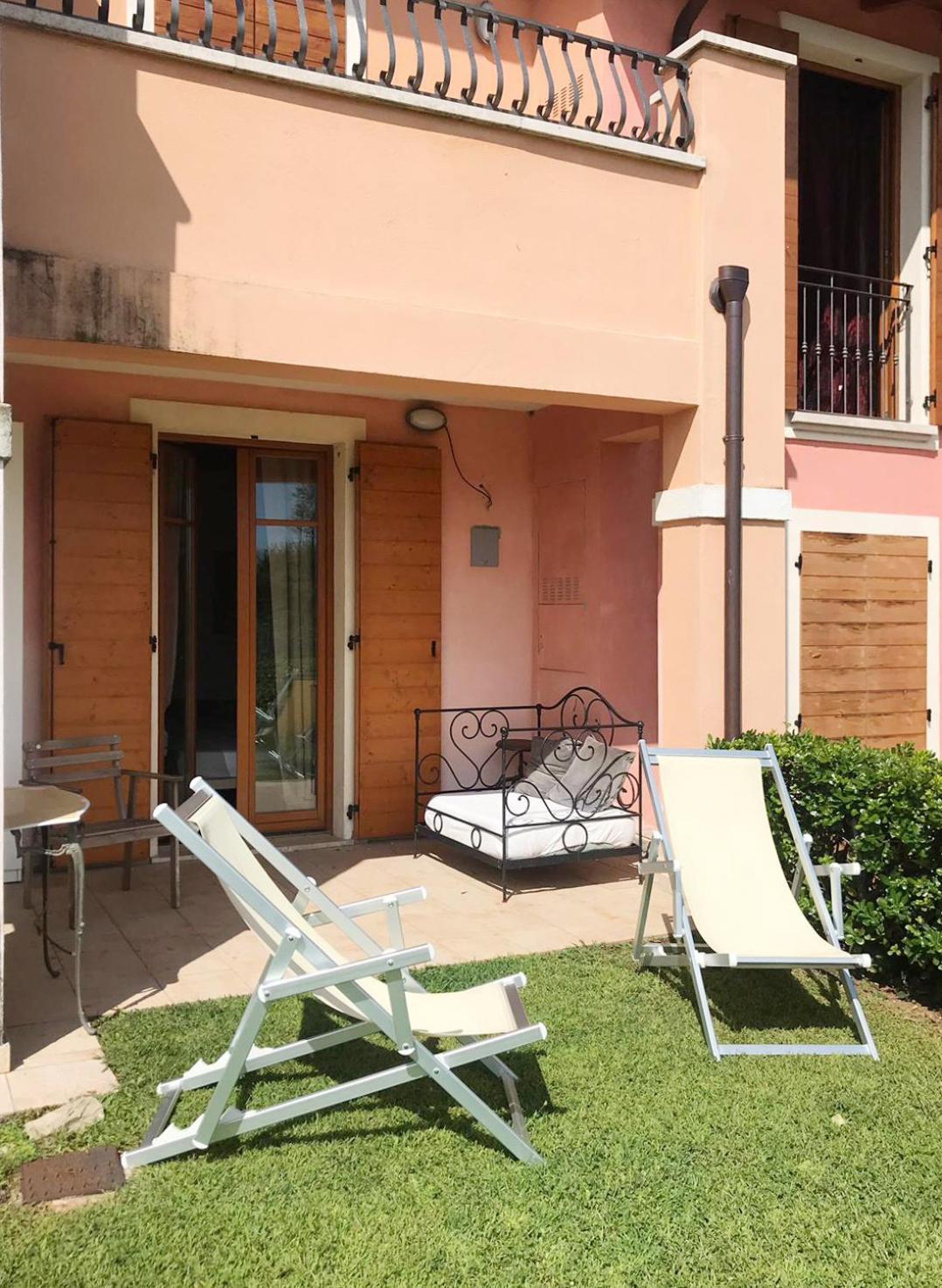 The Flowers - Apartments With Private Garden In Residence With Pool Манерба-дель-Гарда Экстерьер фото