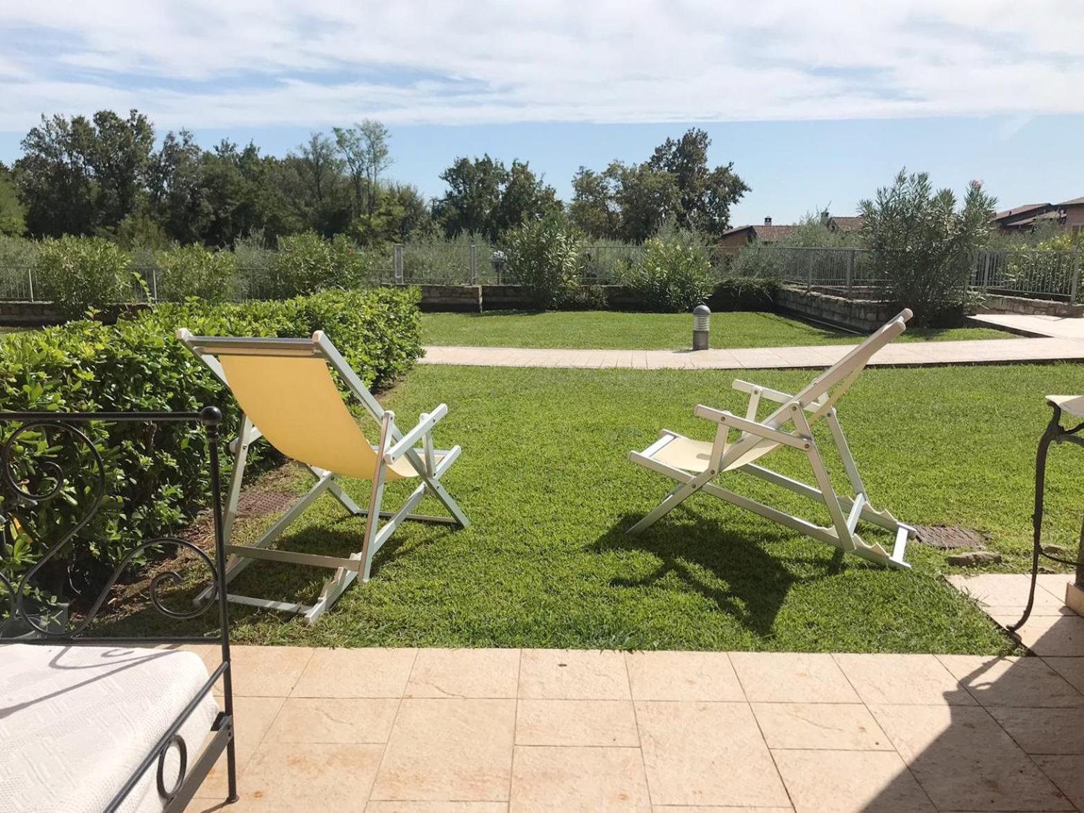 The Flowers - Apartments With Private Garden In Residence With Pool Манерба-дель-Гарда Экстерьер фото