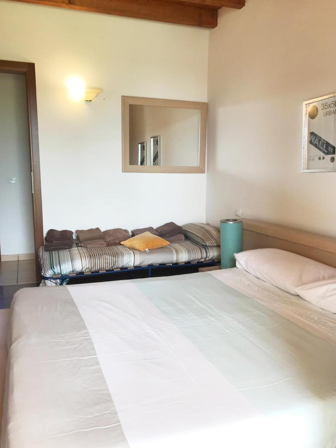 The Flowers - Apartments With Private Garden In Residence With Pool Манерба-дель-Гарда Экстерьер фото