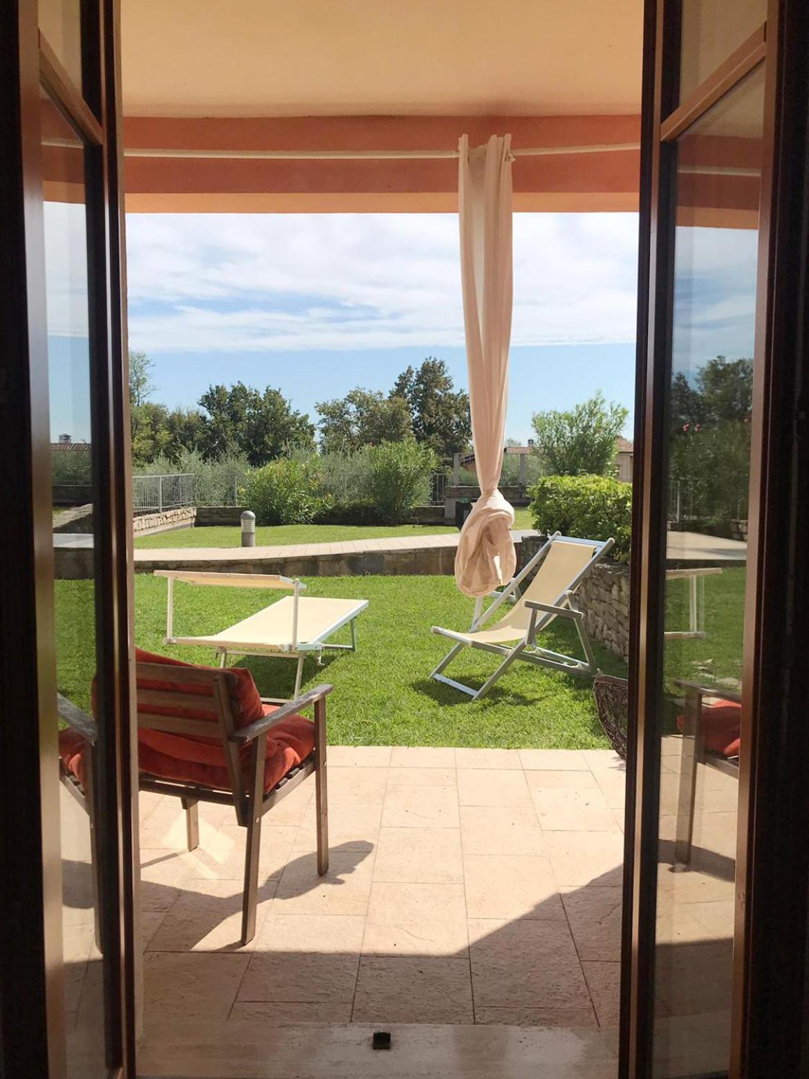 The Flowers - Apartments With Private Garden In Residence With Pool Манерба-дель-Гарда Экстерьер фото