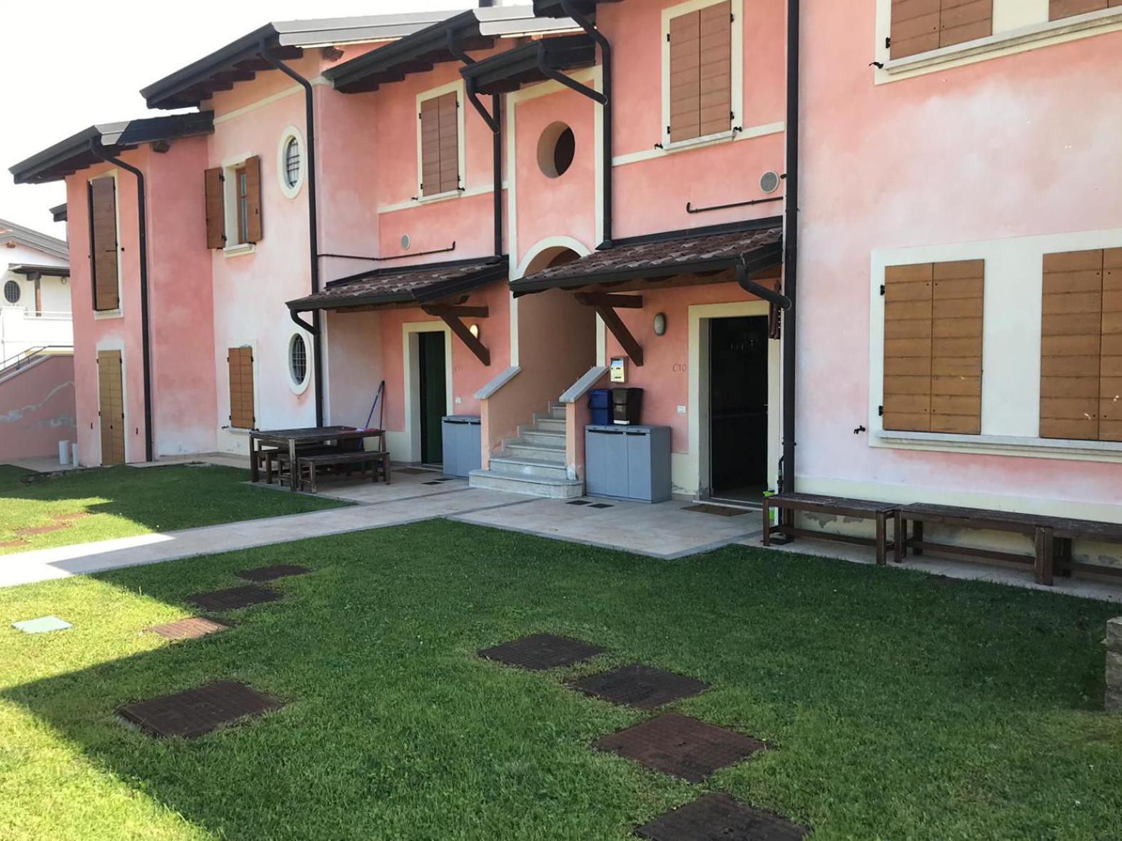 The Flowers - Apartments With Private Garden In Residence With Pool Манерба-дель-Гарда Экстерьер фото
