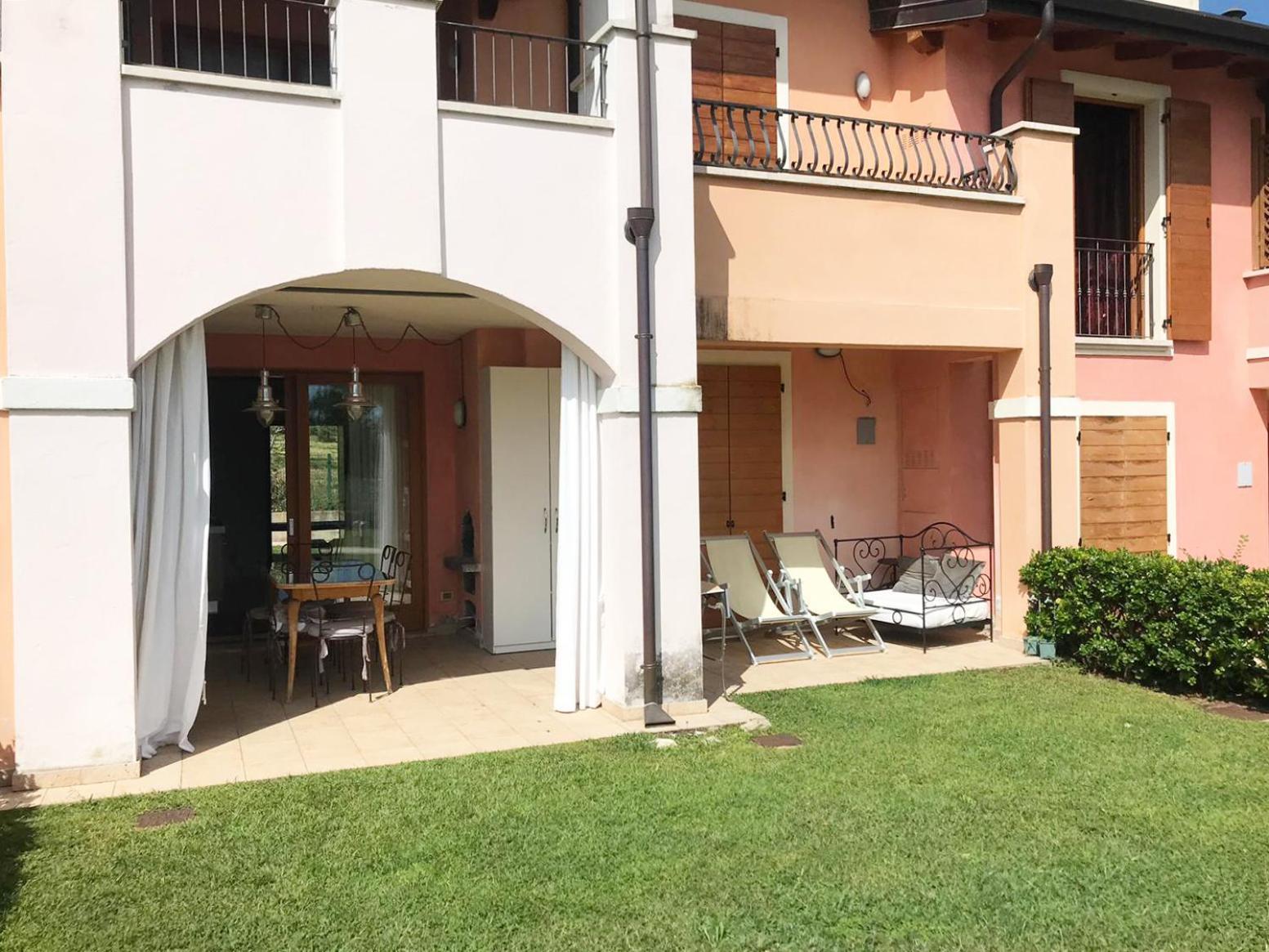 The Flowers - Apartments With Private Garden In Residence With Pool Манерба-дель-Гарда Экстерьер фото